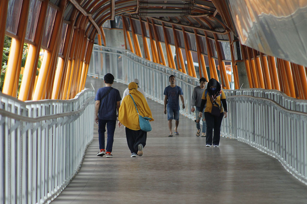Pak Yusuf yang juga merupakan warga sekitar juga memberikan tanggapan yang positif mengenai adanya JPO baru itu. 