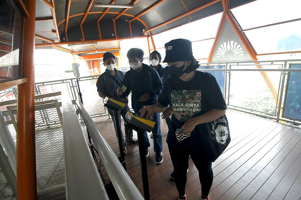 Nisa, pejalan kaki yang melintas mengungkapkan dirinya terbantu dengan adanya JPO baru tersebut. 