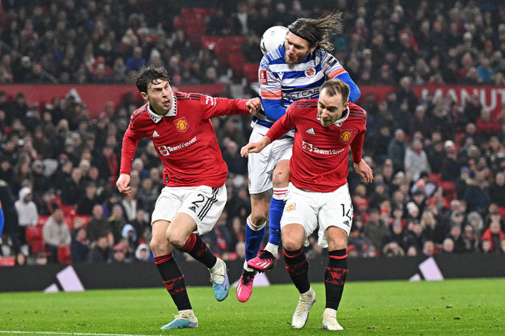 Gelandang asal Brazil itu kemudian mencukil bola untuk membawa United unggul 1-0. Dua menit berselang, Casemiro kembali mencetak gol lewat sepakan jarak jauhnya yang gagal dihentikan kiper Joe Lumley. Reading harus bermain dengan sepuluh orang pada menit ke-65 setelah Andy Carroll mendapat kartu kuning kedua. 
