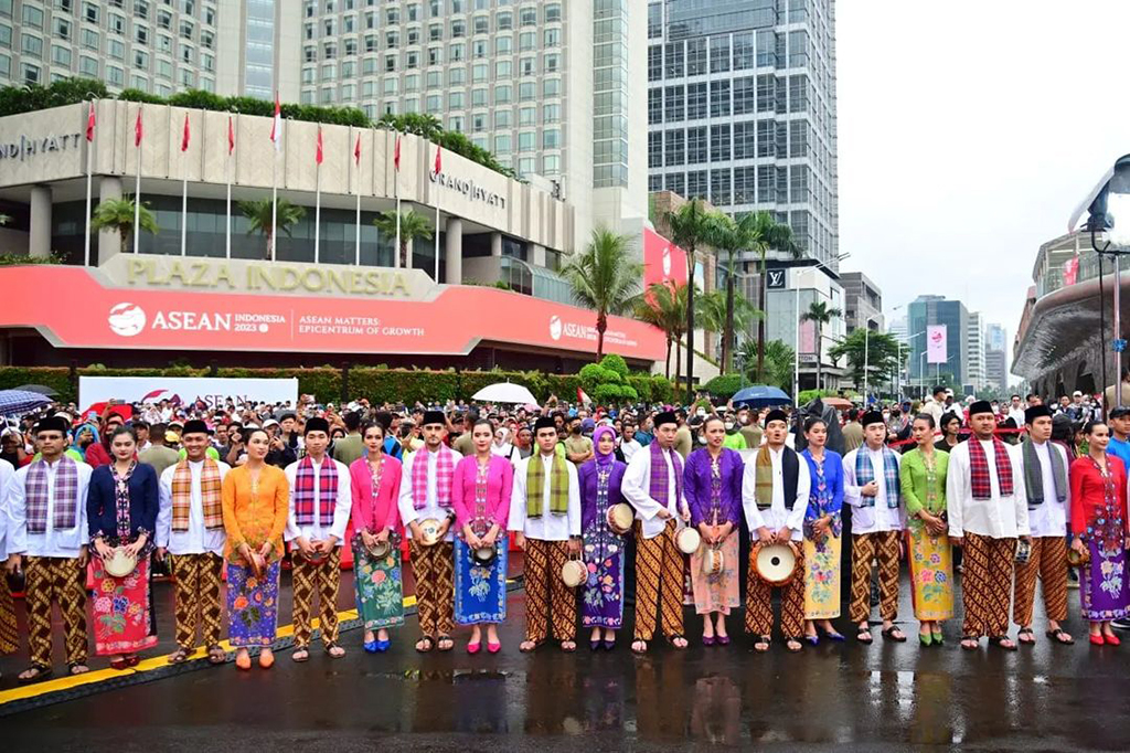 Jokowi juga menyapa masyarakat yang hadir di sepanjang jalan tersebut. Kehadiran Jokowi juga dibarengi dengan parade marching band dan pawai kostum adat. Setiba di lokasi acara, Kepala Negara juga disambut abang-none di wilayah DKI Jakarta.