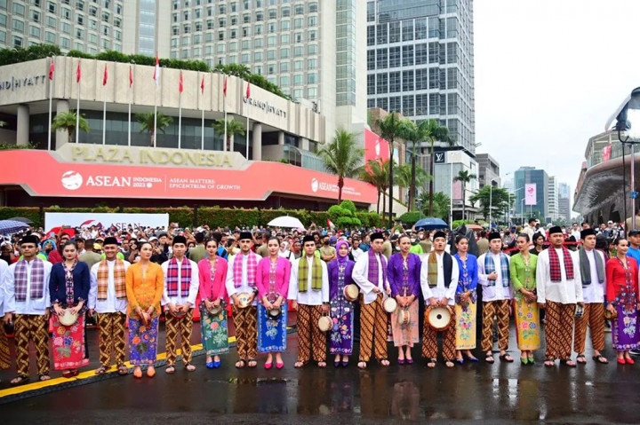 Jokowi juga menyapa masyarakat yang hadir di sepanjang jalan tersebut. Kehadiran Jokowi juga dibarengi dengan parade marching band dan pawai kostum adat. Setiba di lokasi acara, Kepala Negara juga disambut abang-none di wilayah DKI Jakarta.