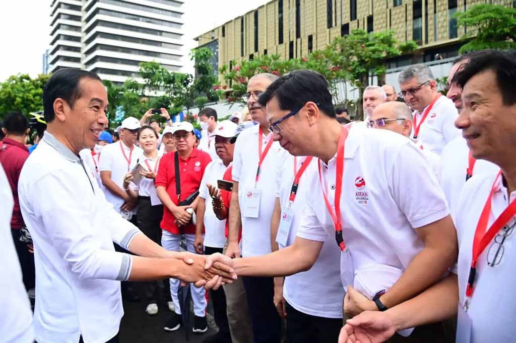 Setelah bersepeda, Jokowi turun di Jalan MH Thamrin, kemudian melepas jaketnya dan berjalan kaki menuju Bundaran HI. Tampak para duta besar negara sahabat menyambut Jokowi. Kemudian Jokowi dan rombongan berjalan bersama menuju lokasi acara Kick Off Keketuaan ASEAN Indonesia 2023.
