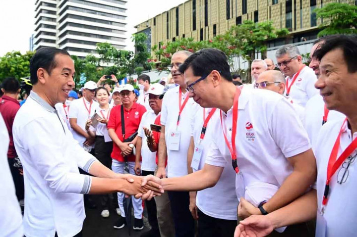 Setelah bersepeda, Jokowi turun di Jalan MH Thamrin, kemudian melepas jaketnya dan berjalan kaki menuju Bundaran HI. Tampak para duta besar negara sahabat menyambut Jokowi. Kemudian Jokowi dan rombongan berjalan bersama menuju lokasi acara Kick Off Keketuaan ASEAN Indonesia 2023.