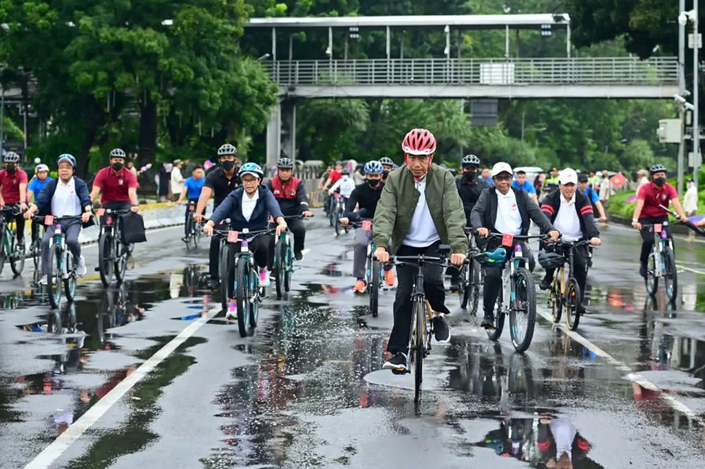 Jokowi yang menggunakan jaket bomber hijau, kaos lengan panjang putih, topi dan celana panjang, didampingi sejumlah jajaran menteri, antara lain, Menteri Luar Negeri Retno Marsudi, Menteri BUMN Erick Thohir, Menteri Sekretaris Negara Pratikno, dan Menteri PUPR Basuki Hadimuljono.