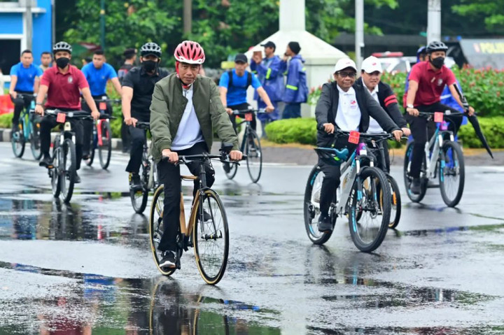 Presiden Joko Widodo (Jokowi) menggowes atau mengendarai sepeda ke Bundaran Hotel Indonesia (HI), Jakarta, Minggu, 29 Januari 2023, untuk secara resmi memulai keketuaan Indonesia di ASEAN pada 2023.
