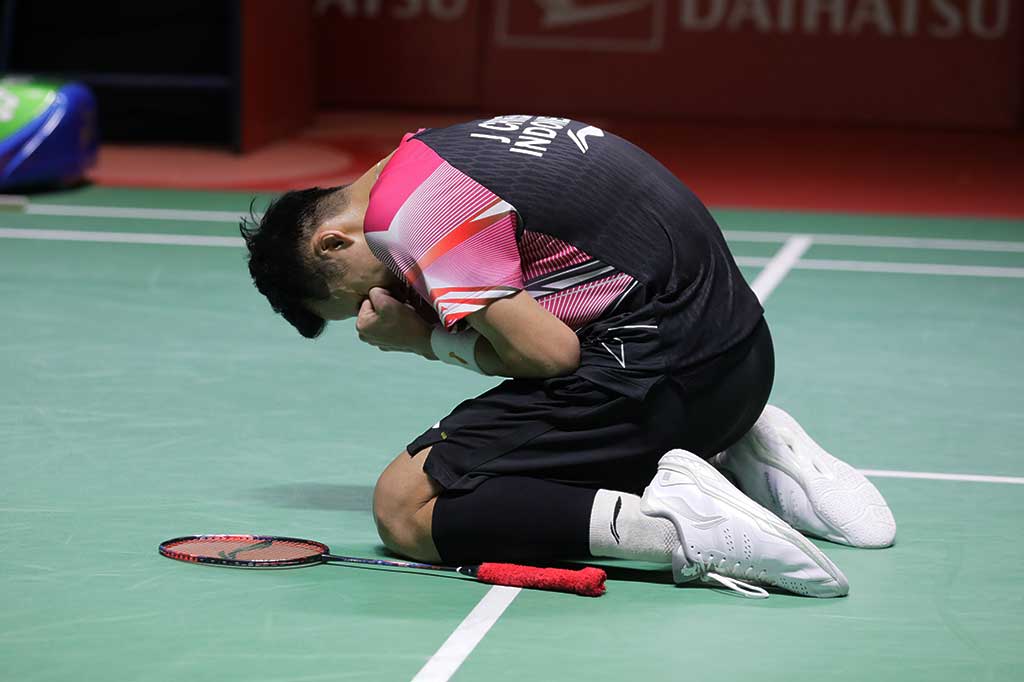 Jonatan Christie melakukan selebrasi setelah untuk pertama kalinya menjuarai turnamen bulu tangkis berlevel BWF Super 500 menyusul kemenangan pada ajang Indonesia Masters 2023. 