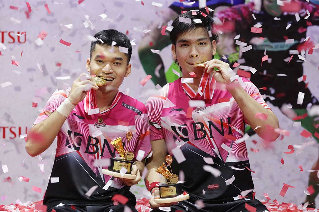 Pebulu tangkis ganda putra Indonesia Leo Rolly Carnando/Daniel Marthin menunjukkan medali seusai menjadi juara Daihatsu Indonesia Masters 2023 di Istora Gelora Bung Karno, Jakarta, Minggu, 29 Januari 2023. 