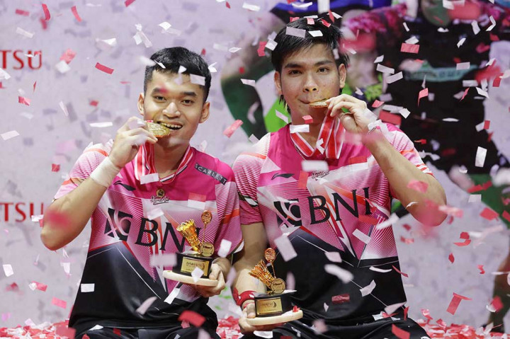 Pebulu tangkis ganda putra Indonesia Leo Rolly Carnando/Daniel Marthin menunjukkan medali seusai menjadi juara Daihatsu Indonesia Masters 2023 di Istora Gelora Bung Karno, Jakarta, Minggu, 29 Januari 2023. 