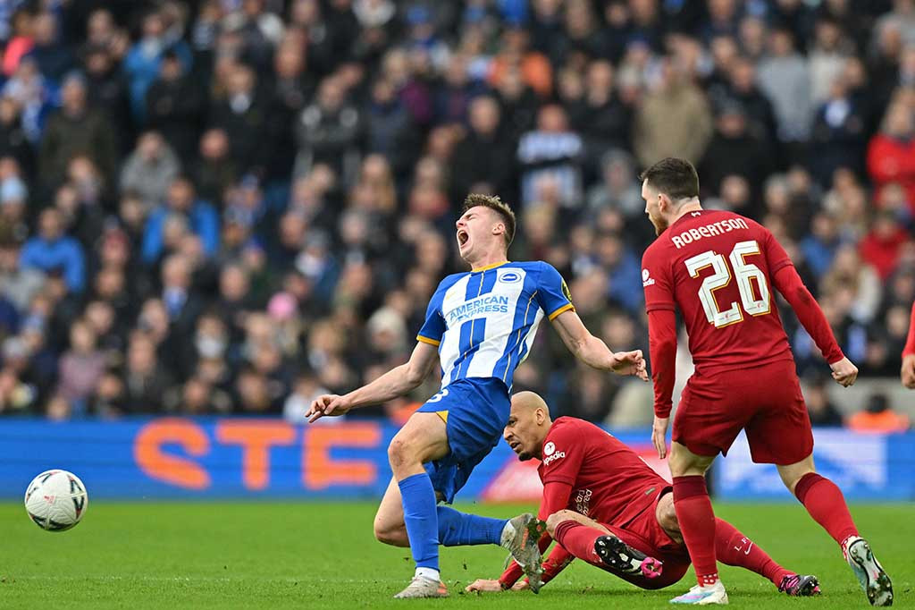 Brighton mendapat peluang pada menit ke-15. Umpan Solly March bisa disambar oleh Evan Ferguson dan menaklukkan kiper Alisson Becker. Sebelum bola melewati garis gawang, Trent Alexander-Arnold berhasil menyapunya.