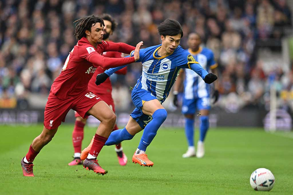 Pada akhir laga umpan silang Pervis Estupinan berhasil diterima Kaoru Mitoma di tiang jauh. Mitoma mengecoh Joe Gomez sebelum melepaskan tendangan yang menjebol gawang The Reds. Skor menjadi 2-1 untuk keunggulan Brighton