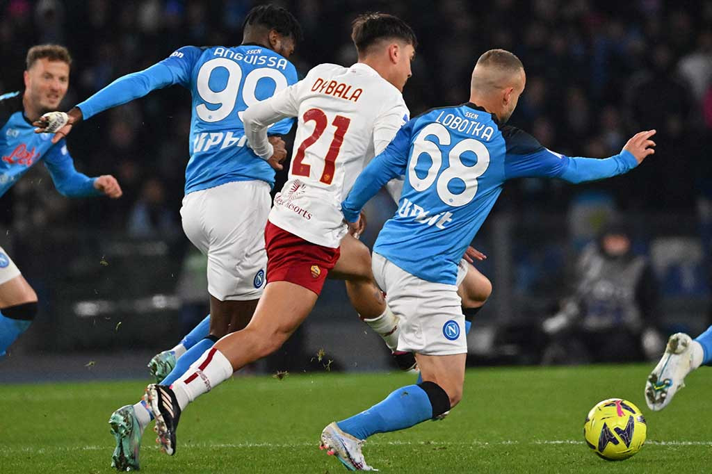 Napoli memecah kebuntuan dengan gol yang indah. Mario Rui berusaha mempersempit jalur tembakan Kvaratskhelia di sisi kiri, bola kemudian diumpankan ke tengah yang diterima Osimhen dengan dadanya yang kemudian mengontrol bola dengan lutut, dan mengakhiri gerakan itu dengan tendangan voli dari sudut sempit untuk masuk ke gawang Roma.