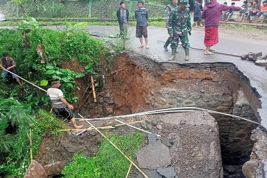 Hujan deras dengan intensitas tinggi telah menyebabkan sebuah jembatan di Kampung Cikalong, Desa Karangagung, Kecamatan Singajaya, Kabupaten Garut, Jawa  Barat ambles sepanjang 6 meter dan tinggi 5 meter, Minggu, 29 Januari 2023. Tidak ada korban jiwa dalam kejadian tersebut.