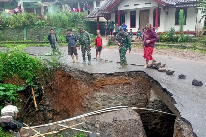 Camat Singajaya mengatakan, pemerintahan desa setempat dibantu aparat sudah memasang pembatas jalan di titik lokasi dan tengah mengatur kendaraan yang melewati jalan tersebut agar arus lalu lintas berjalan lancar. Petugas juga mengimbau kepada masyarakat sekitar agar tetap waspada, mengingat tingginya intensitas hujan di bulan Januari.