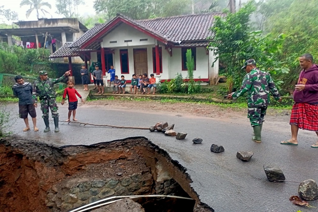 Menurutnya, jalan ambles tersebut merupakan jalan vital menghubungkan antara Kecamatan Singajaya dan Kecamatan Peundeuy khusus untuk penjualan atau pendistribusian hasil bumi yang dipasarkan ke pusat kota, termasuk ke daerah Kecamatan Peundeuy.