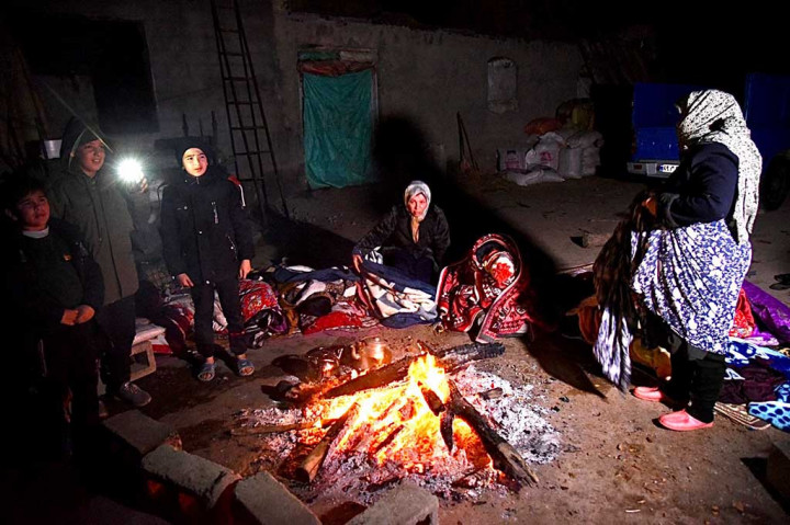 Sementara itu, para pejabat melaporkan, lebih dari 800 sekolah dasar dan menengah rusak sebagian di Kota Khoy, dan 88 sekolah diantaranya mengalami rusak parah.