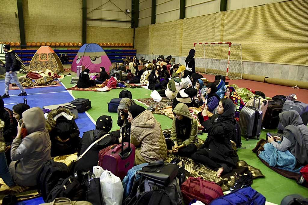 Menurut warga Khoy, gempa pada Sabtu itu diikuti dengan 30 gempa susulan sepanjang malam hingga menyebabkan kepanikan dan memaksa warga untuk melewati malam di luar rumah dalam cuaca yang sangat dingin.