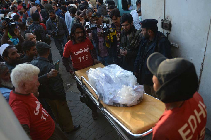 Bus tersebut dilaporkan membawa total 48 penumpang ketika menabrak pilar di jembatan dan keluar jalur Gaza  pada hari Minggu.