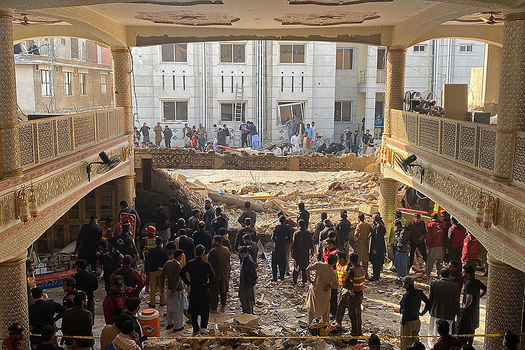 Petugas keamanan memeriksa lokasi ledakan masjid di dalam markas polisi di Peshawar pada 30 Januari 2023. Korban tewas dalam ledakan di masjid tersebut terus bertambah menjadi sedikitnya 61 orang, dan lebih dari 150 orang terluka.