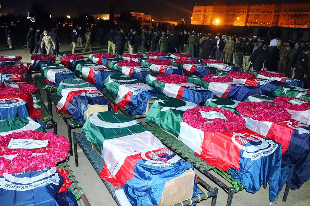 Sedikitnya 20 petugas polisi yang tewas kemudian dimakamkan setelah disalatkan dengan peti mati berbaris dan dibungkus dengan bendera Pakistan.