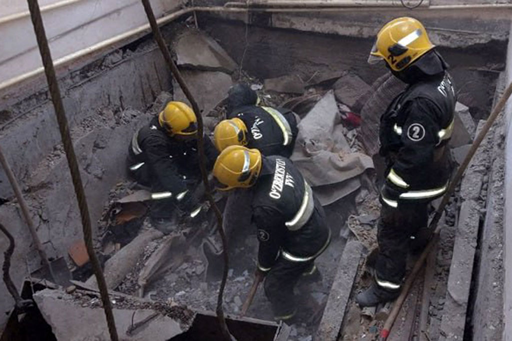 Regu penyelamat bekerja di lokasi ledakan gas di sebuah bangunan tempat tinggal di Nukus, ibu kota daerah otonom Karakalpakstan, Senin, 30 Januari 2023. Ledakan yang terjadi pada Minggu, 31 Januari 2023 menewaskan sedikitnya lima orang dan melukai seorang gadis berusia lima tahun.