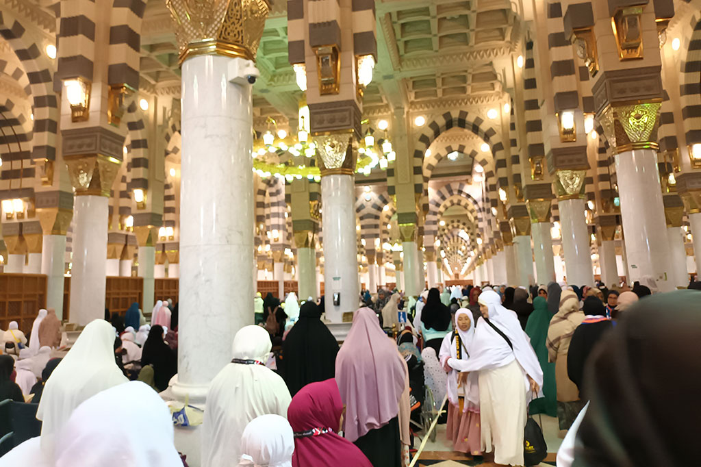 Para jemaah pun tampak memadati kawasan Masjid Nabawi di Madinah dan lingkungan Kakbah di Makkah.