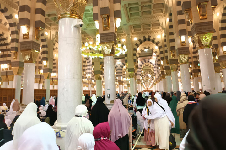 Para jemaah pun tampak memadati kawasan Masjid Nabawi di Madinah dan lingkungan Kakbah di Makkah.