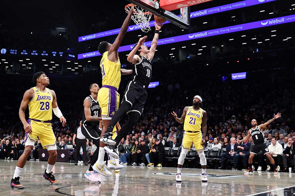 Lakers tertinggal 12 poin pada paruh pertama pertandingan, namun unggul di kuarter ketiga dengan 14 poin tanpa balas. Walaupun, Nets masih mengungguli Lakers di kuarter ketiga dengan skor 85-82.
  