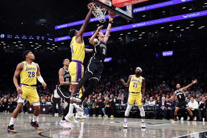 Lakers tertinggal 12 poin pada paruh pertama pertandingan, namun unggul di kuarter ketiga dengan 14 poin tanpa balas. Walaupun, Nets masih mengungguli Lakers di kuarter ketiga dengan skor 85-82.
  