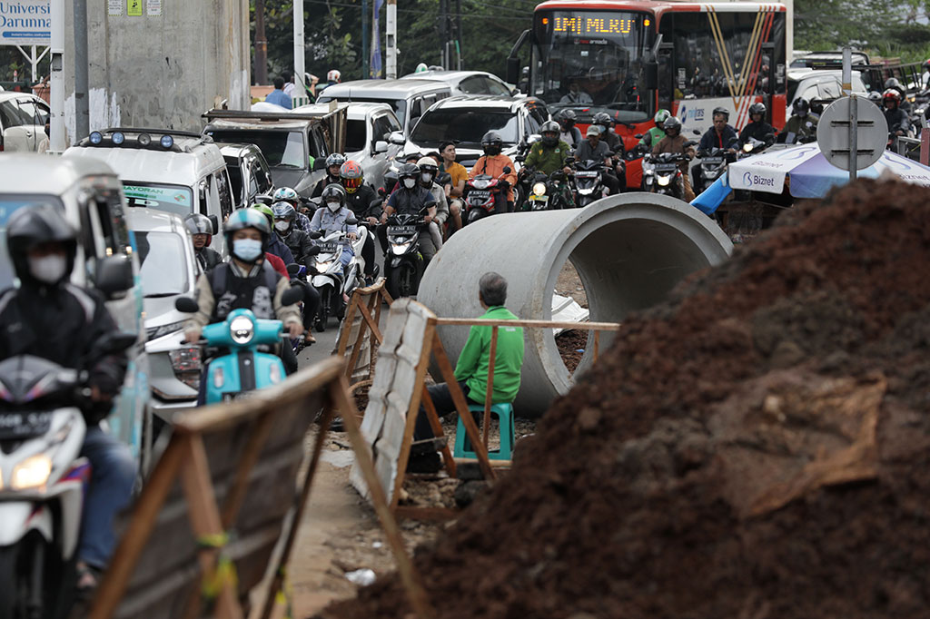 Kendaraan terjebak kemacetan saat melintasi kawasan Cipulir, Jakarta Selatan, Selasa, 31 Januari 2023. Pengerjaan proyek gorong-gorong di wilayah Cipulir, Jakarta Selatan, hingga kini belum juga kelar. Akibatnya, lalu lintas Jalan Ciledug Raya dari arah Kebayoran Lama menuju Ciledug macet parah sepanjang hari.