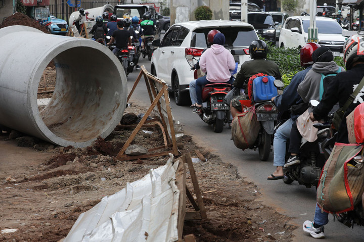 Penyempitan jalan serta galian yang tidak segera ditutup akibat lamanya pengerjaan proyek saluran bawah tanah dan galian kabel optik tersebut menjadi penyebab kemacetan di wilayah Cipulir. 