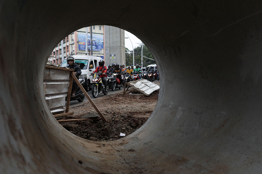 Akibatnya, banyak warga dan pengendara yang mengeluh karena aktivitas mereka terganggu karena kemacetan yang telah terjadi beberapa bulan terakhir. 