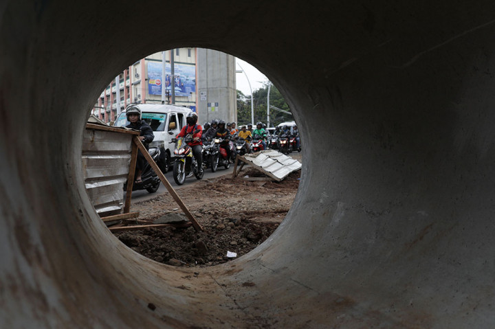 Akibatnya, banyak warga dan pengendara yang mengeluh karena aktivitas mereka terganggu karena kemacetan yang telah terjadi beberapa bulan terakhir. 
