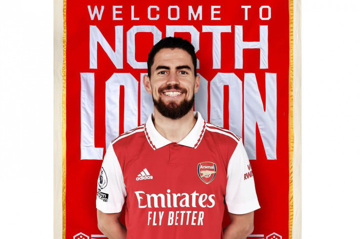 Arsenal telah resmi merekrut gelandang Jorginho dari rival sekota, Chelsea, dengan nilai transfer yang dikabarkan sekira 12 juta pound.