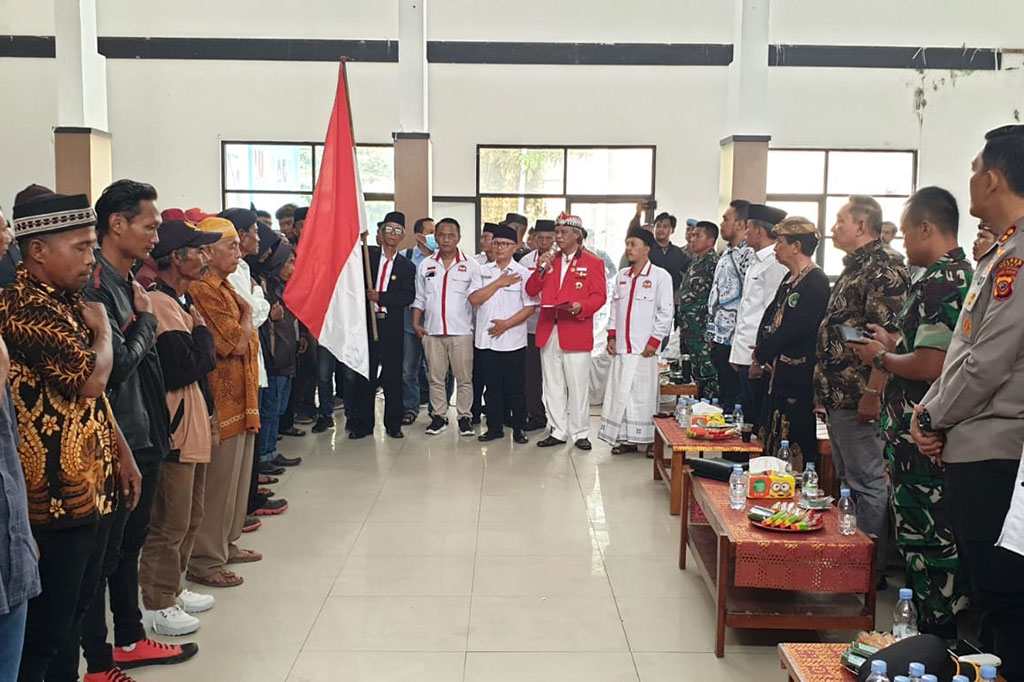 Sebanyak 104 orang menyatakan diri keluar dari keanggotaannya sebagai kelompok Negara Islam Indonesia (NII) dan mendeklarasikan sumpah setia ke pangkuan Negara Kesatuan Republik Indonesia (NKRI), di Gedung Lasminingrat, Kabupaten Garut, Jawa Barat, Selasa, 31 Januari 2023.