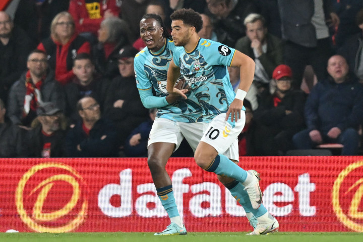 Southampton memperkecil ketertinggalan mereka menjadi 1-2 pada menit ke-29. Che Adams merebut bola dari Joe Willock dan melepaskan tembakan dari jarak jauh yang menjebol pojok bawah gawang Nick Pope. Skor 2-1 untuk Newcastle bertahan hingga turun minum.