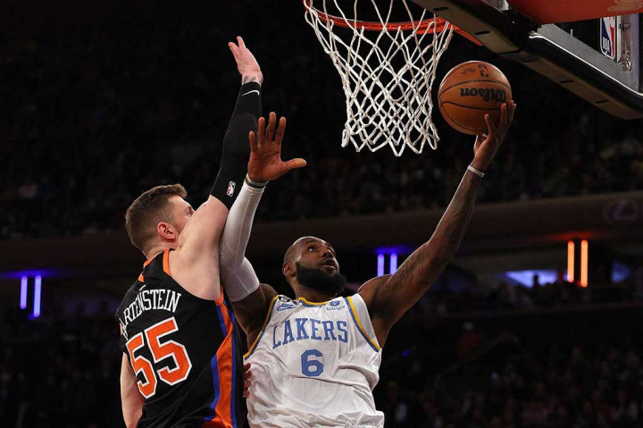 LeBron James kembali memperkuat LA Lakers melawan New York Knicks dalam laga lanjutan kompetisi bola basket NBA, Rabu, 1 Februari 2023 WIB. James menyumbangkan 28 poin, 10 rebound dan 11 assist untuk membantu Lakers menang tipis 129-123 atas Knicks.