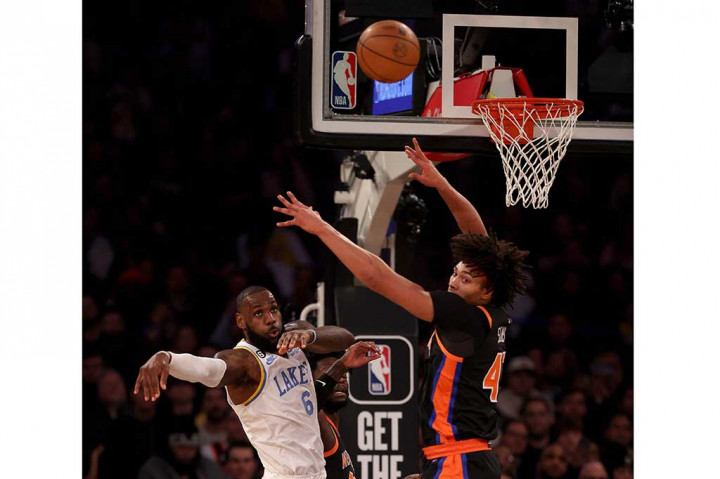 Dengan rata-rata skor James musim ini sebesar 30,2, ia diprediksi membutuhkan tiga gim lagi untuk memecahkan rekor tersebut -- dengan asumsi ia tidak melewatkan pertandingan lagi.