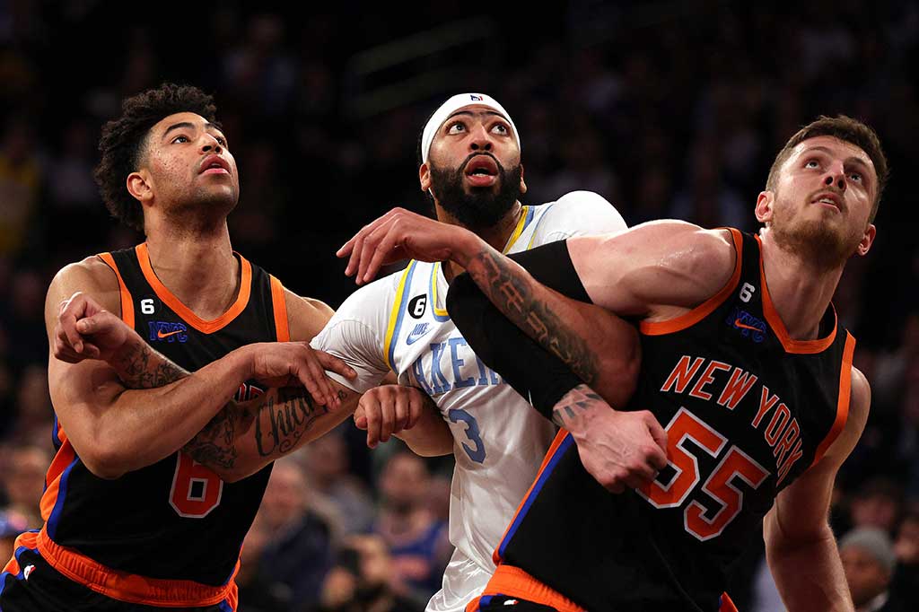 Sementara Anthony Davis yang sebelumnya juga absen dari sejumlah pertandingan karena cedera kaki, juga memberikan kontribusi cukup baik bagi Lakers, yakni 27 poin, 9 rebound dan 1 assist.