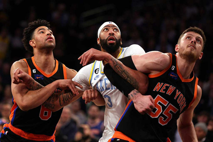 Sementara Anthony Davis yang sebelumnya juga absen dari sejumlah pertandingan karena cedera kaki, juga memberikan kontribusi cukup baik bagi Lakers, yakni 27 poin, 9 rebound dan 1 assist.