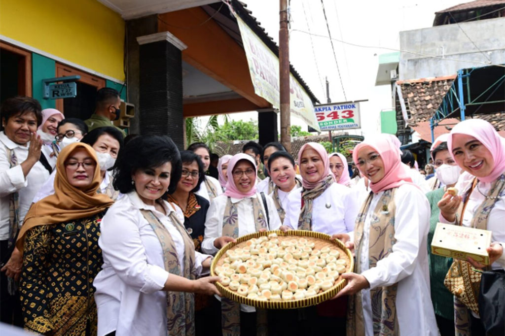 Ibu Negara Iriana Joko Widodo dan Wury Ma'ruf Amin bersama jajaran Organisasi Aksi Solidaritas Era Kabinet Indonesia Maju (OASE KIM) menyambangi kampung sentra produksi bakpia pathuk di Yogyakarta, Selasa, 31 Januari 2023.