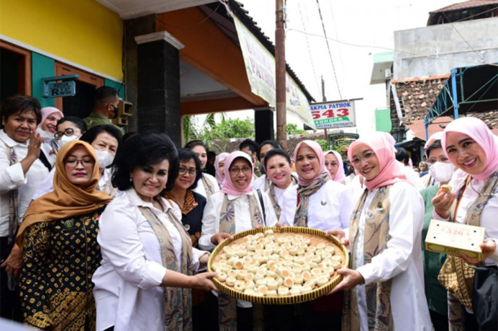 Ibu Negara Iriana Joko Widodo dan Wury Ma'ruf Amin bersama jajaran Organisasi Aksi Solidaritas Era Kabinet Indonesia Maju (OASE KIM) menyambangi kampung sentra produksi bakpia pathuk di Yogyakarta, Selasa, 31 Januari 2023.
