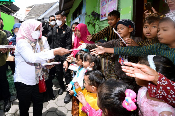 Ibu Iriana juga menyempatkan diri untuk membagi buku untuk anak-anak.