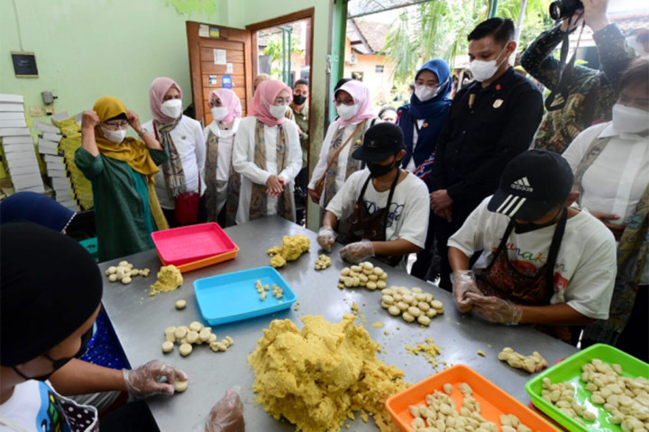 Sembari berjalan, Ibu Iriana dan Ibu Wury menyapa para pelaku usaha serta melihat proses produksi yang sedang berlangsung seperti pengisian isian bakpia ke dalam kulit.