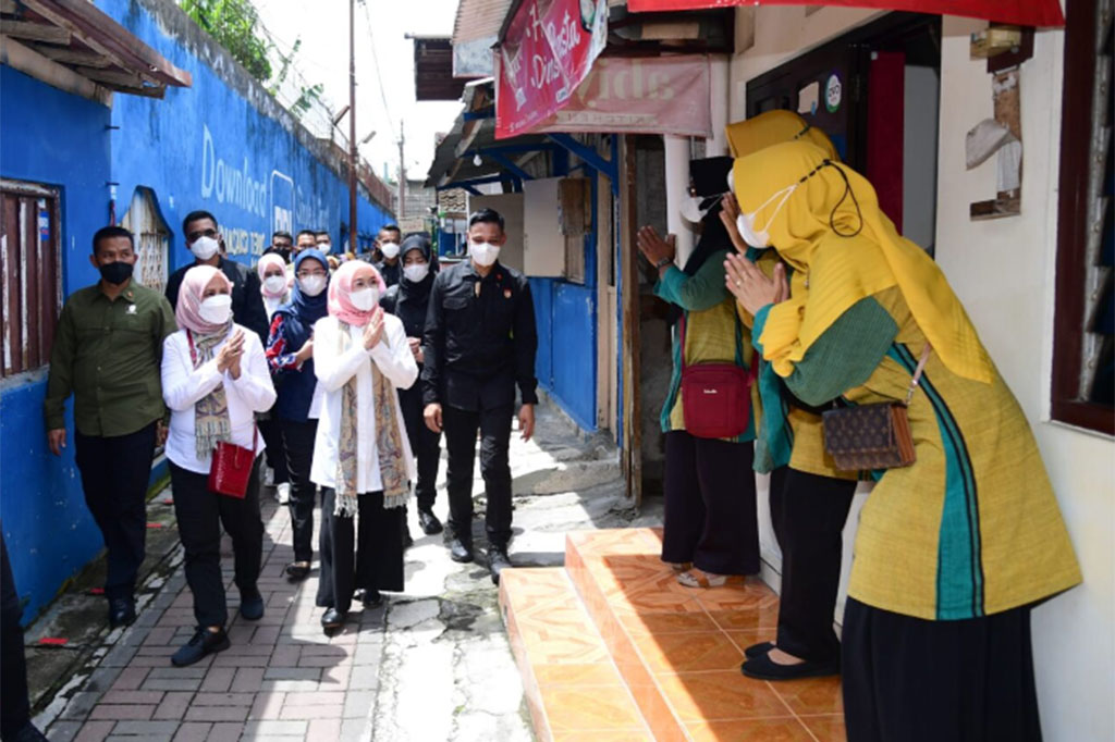 Setibanya di sana, Ibu Iriana, Ibu Wury, dan anggota OASE KIM langsung berjalan menyusuri gang kampung yang dipenuhi dengan para pelaku usaha bakpia.