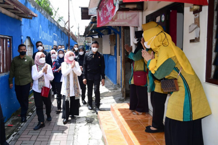 Setibanya di sana, Ibu Iriana, Ibu Wury, dan anggota OASE KIM langsung berjalan menyusuri gang kampung yang dipenuhi dengan para pelaku usaha bakpia.