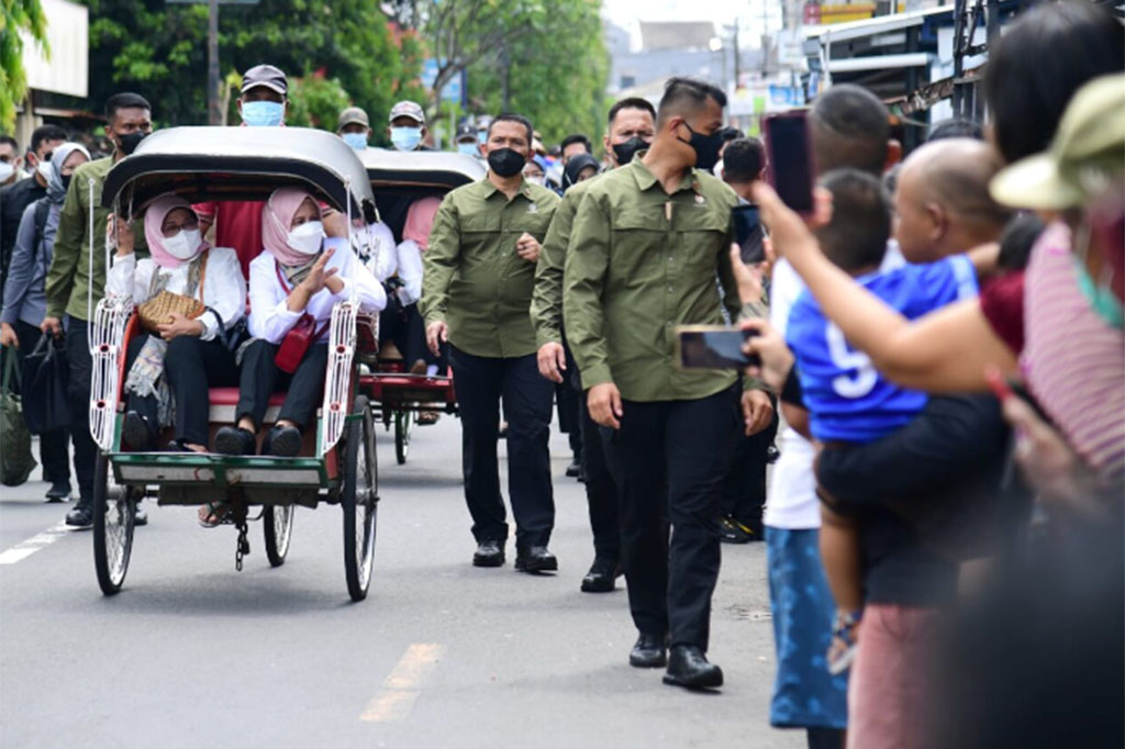 Ibu Negara beserta jajaran OASE KIM sengaja memilih menumpangi becak dari Pasar Beringharjo menuju kampung sentra produksi bakpia pathuk.