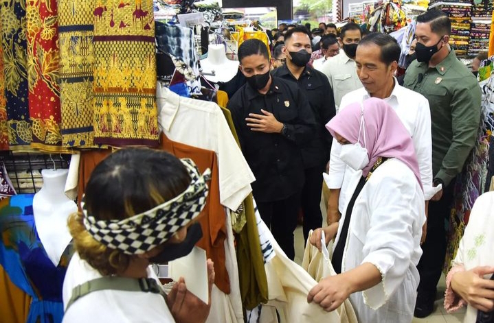 Proyek revitalisasi tiga blok pasar itu telah dimulai sejak 2019 setelah terbitnya Peraturan Presiden Nomor 43 Tahun 2019 tentang Pembangunan, Rehabilitasi, atau Renovasi Pasar Rakyat, Prasarana Perguruan Tinggi, Perguruan Tinggi Keagamaan Islam, dan Satuan Pendidikan Dasar dan Menengah.