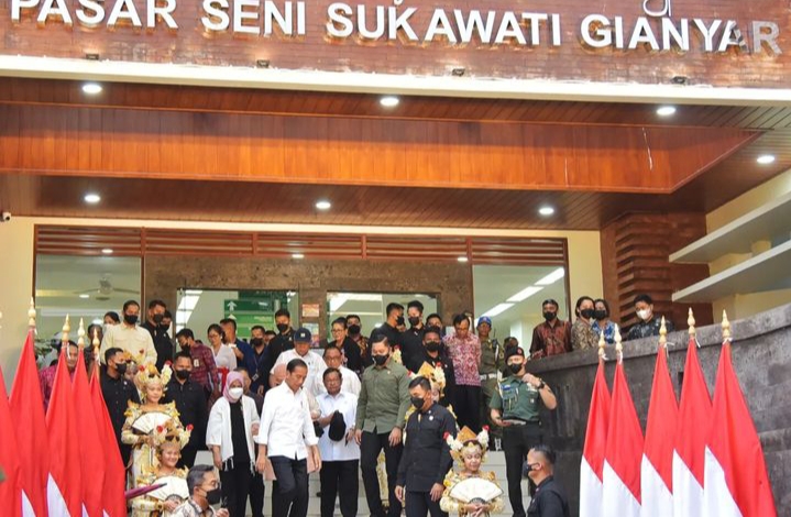 Presiden yang meninjau bangunan baru pasar bersama Ibu Negara Iriana Joko Widodo dan sejumlah menterinya itu, menilai Pasar Seni Sukawati saat ini jauh lebih baik dibandingkan dengan bangunan lama.