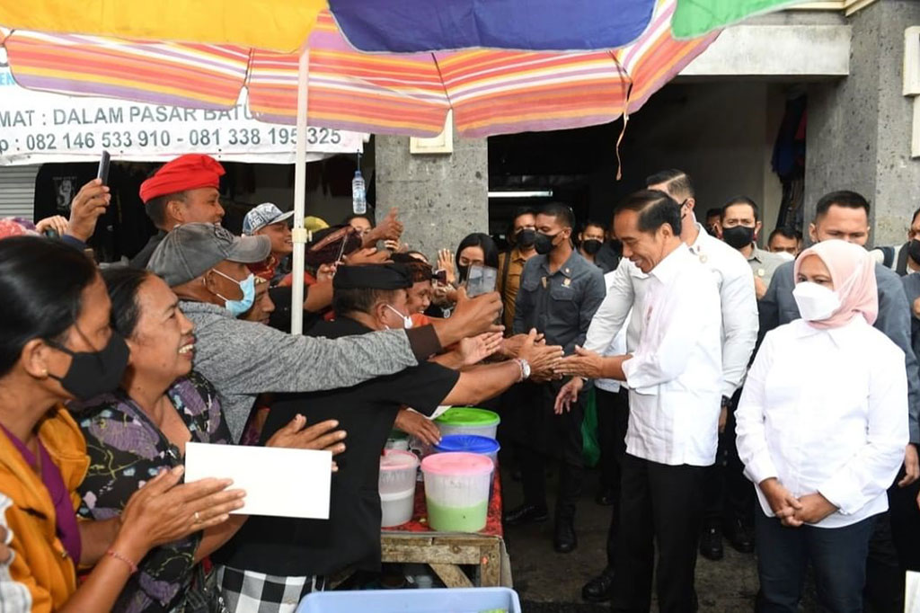 Presiden Joko Widodo (Jokowi) berkunjung ke Pasar Baturiti, Tabanan, Bali, Kamis, 2 Februari 2023. Presiden bersama Ibu Negara tiba di Pasar Baturiti sekitar pukul 08.30 WITA disambut riuh tepuk tangan dan sapaan masyarakat yang antusias memanggil Presiden,