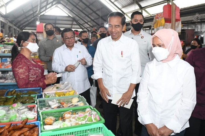 Presiden mengunjungi pasar tersebut untuk  mengecek langsung harga-harga bahan pokok, sekaligus menyerahkan bantuan sosial kepada pedagang pasar dan masyarakat.
